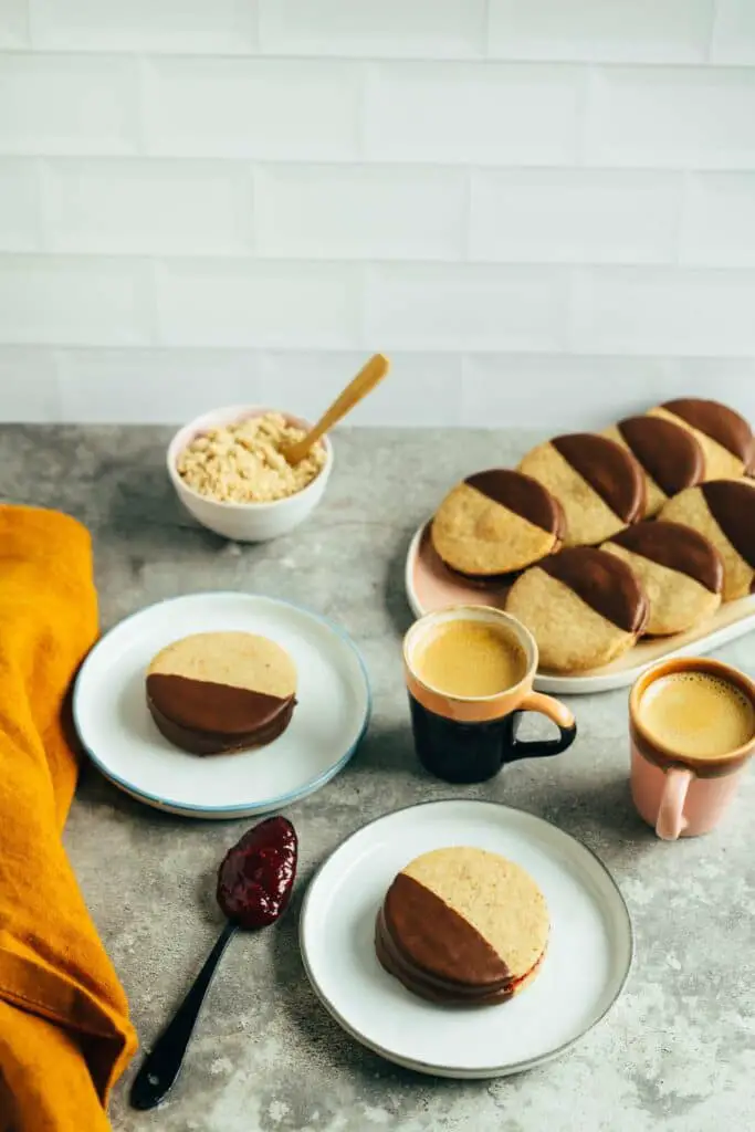 Hazelnut taler with jam filling  