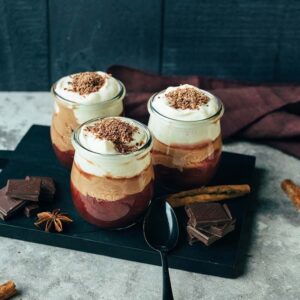 Lebkuchenmousse mit Glühweinkirschen (vegan & glutenfrei)