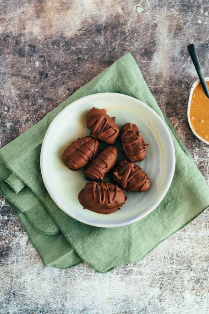 Chocolate dates with nut puree (15 minutes) v & gf