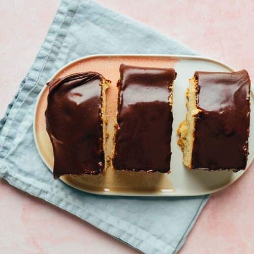 Vanilla cake with chocolate frosting (oil-free)