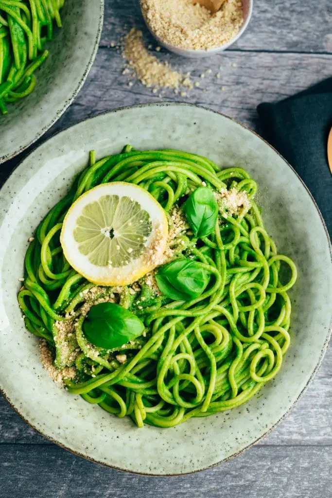 Spaghetti with vegan spinach sauce (20 minutes)