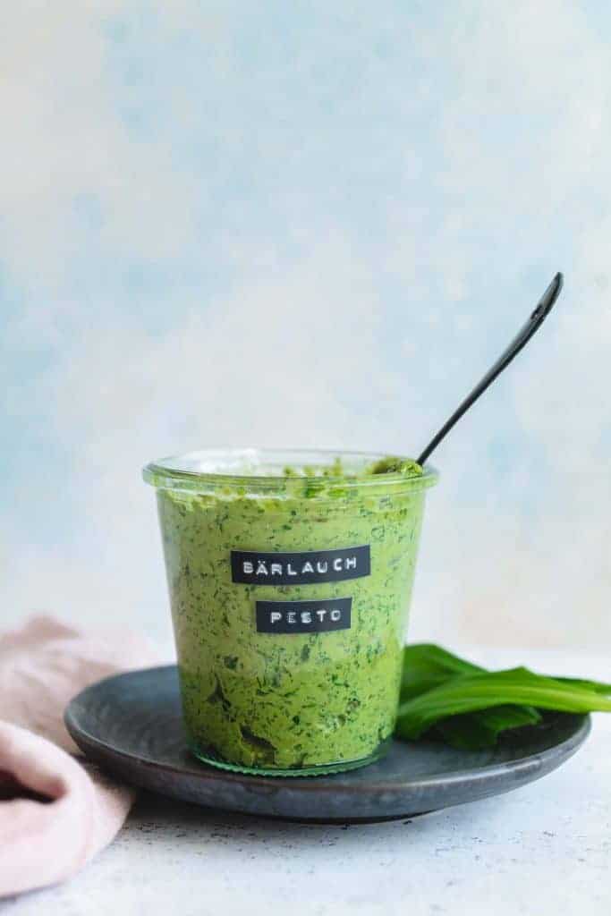 Make wild garlic pesto yourself (How-To)