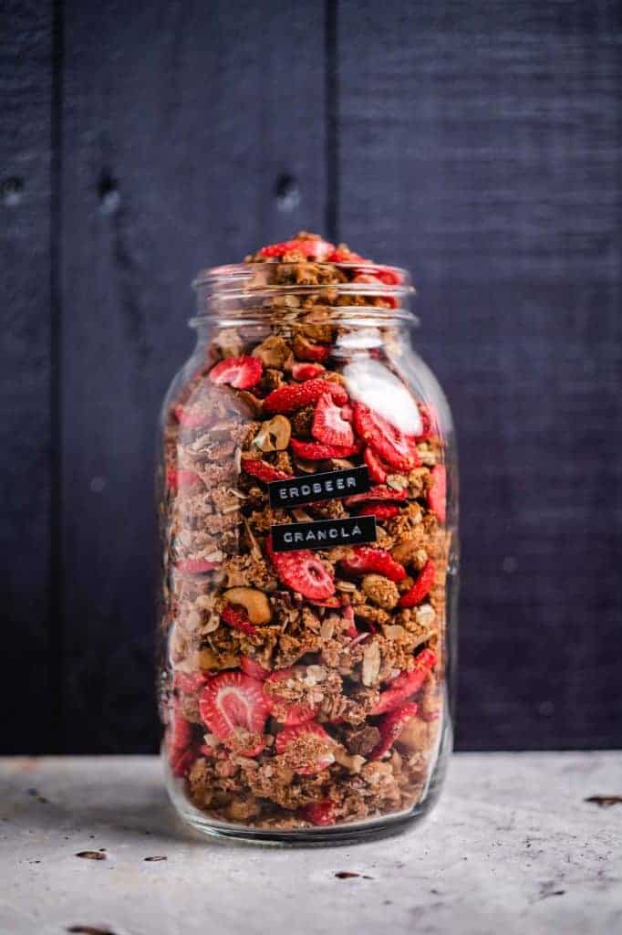 Strawberry granola vegan in just 30 minutes