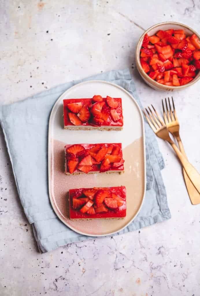 Strawberry slices with quinoa base