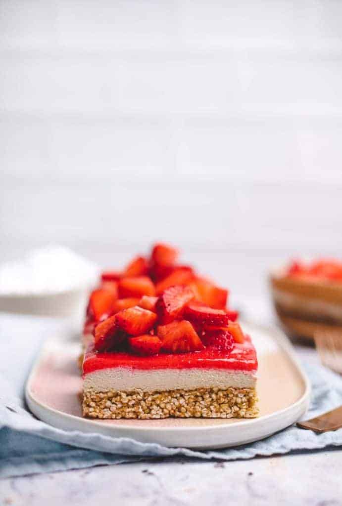 Strawberry slices with quinoa base  