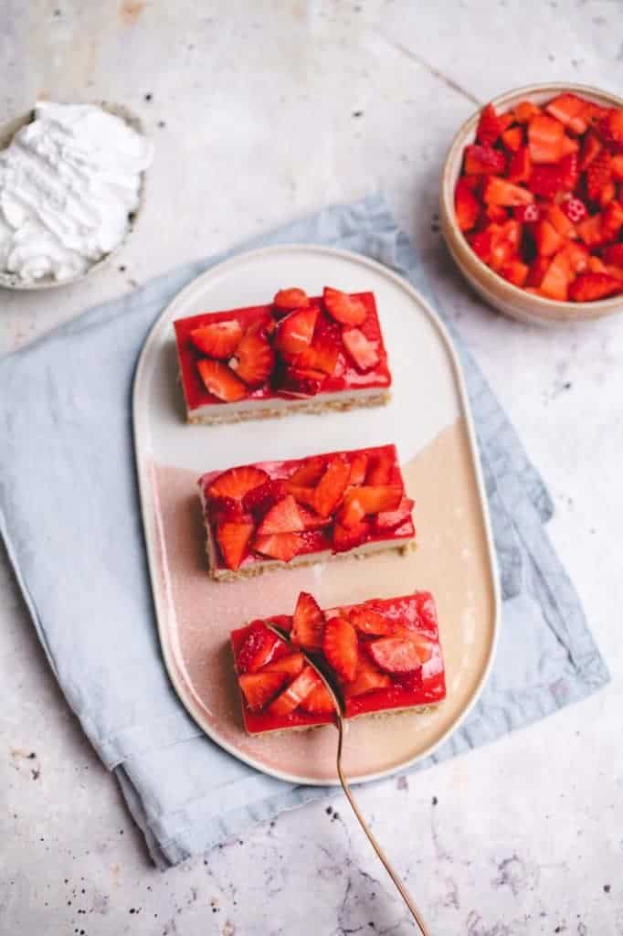 Strawberry slices with quinoa base