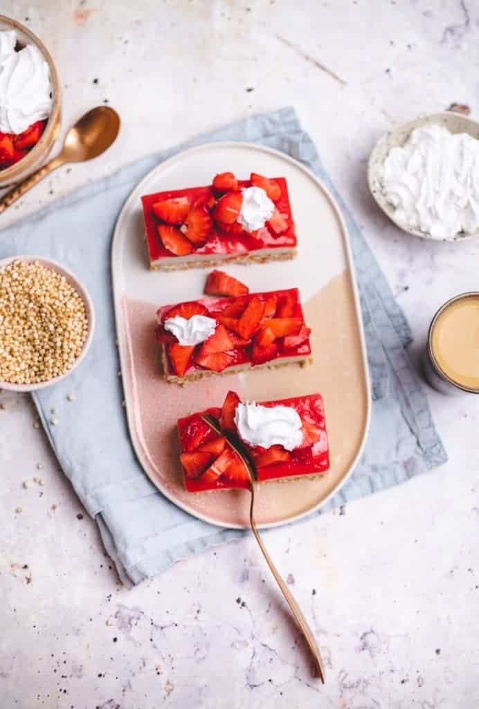 Strawberry slices with quinoa base