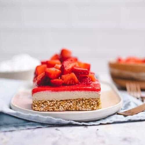 Strawberry slices with quinoa base