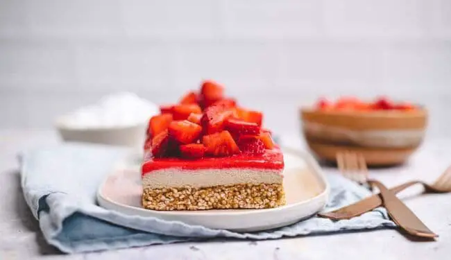 Strawberry slices with quinoa base