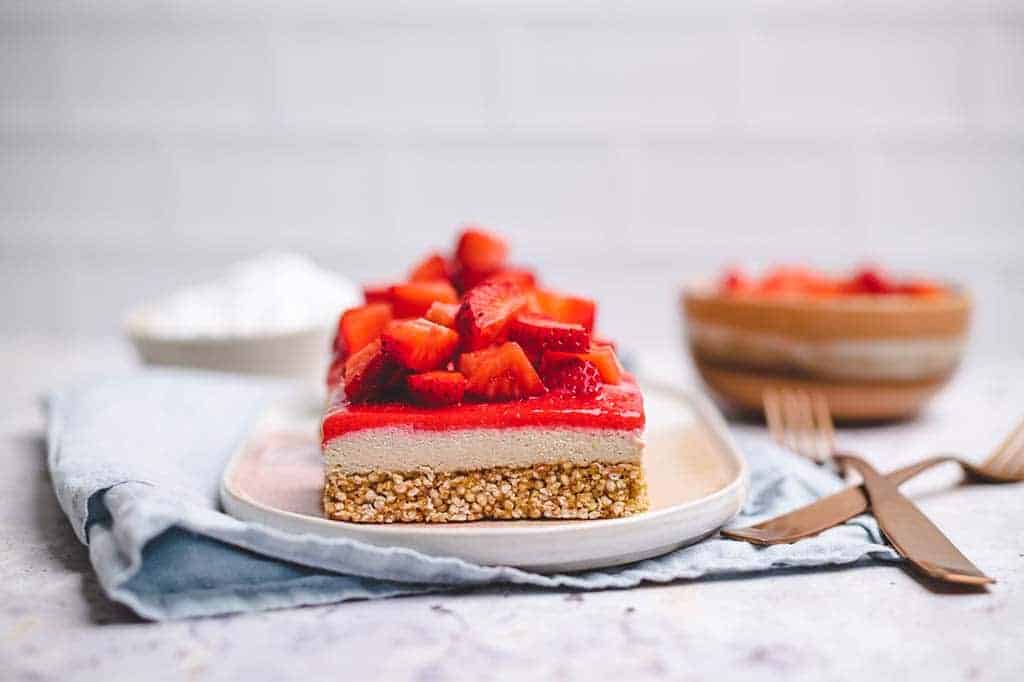 Strawberry slices with quinoa base