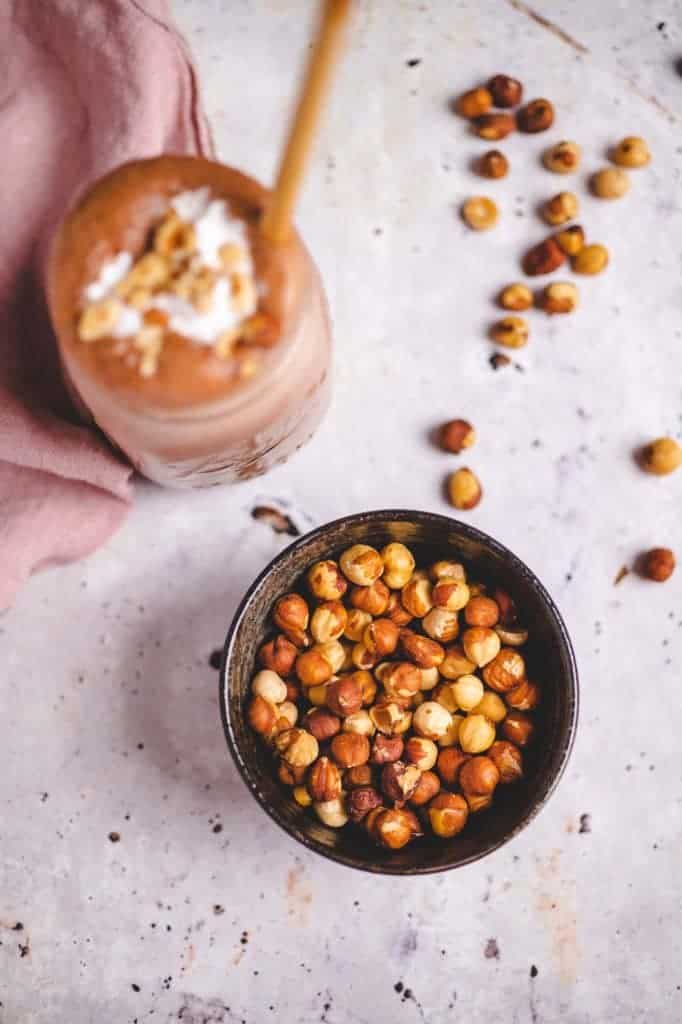 Hazelnut milk with hazelnuts