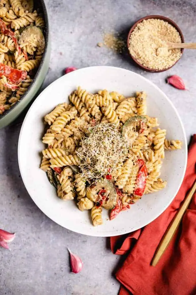 Vegan pasta with creamy sauce recipe (30 minutes)