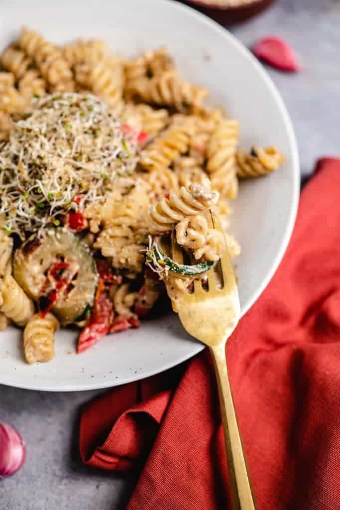 Vegan pasta with creamy sauce recipe (30 minutes)