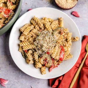 Vegane Pasta mit cremiger Sauce Rezept (30 Minuten)