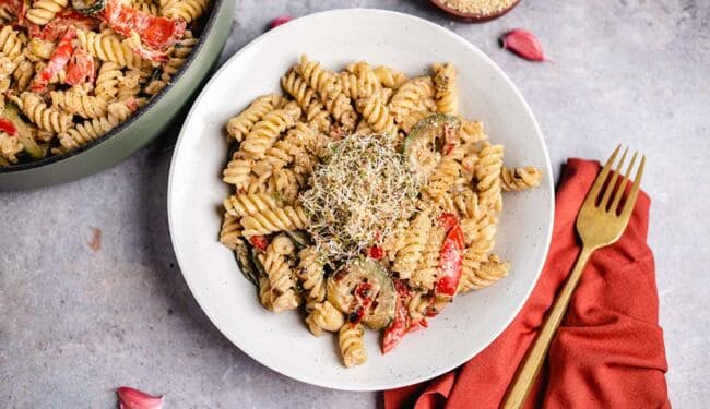 Vegan pasta with creamy sauce recipe (30 minutes)