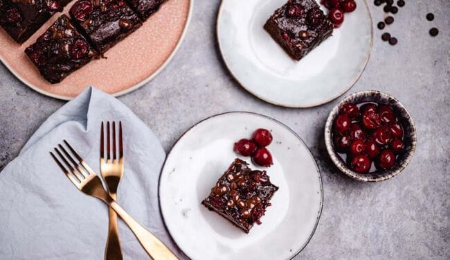 Vegan chocolate cherry brownie (gluten-free, oil-free)