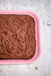 Saftiger Schokokuchen mit Frosting (ölfrei, glutenfrei)