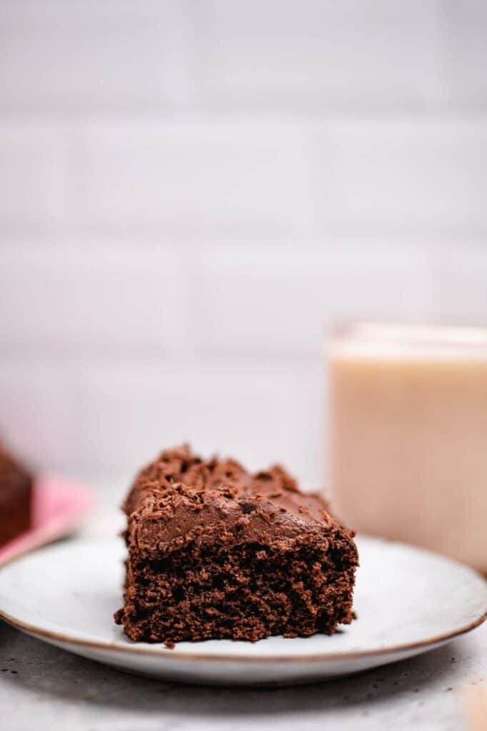 Juicy chocolate cake with frosting (oil-free, gluten-free)