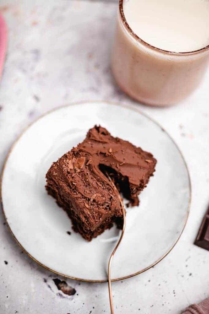 Juicy chocolate cake with frosting (oil-free, gluten-free)