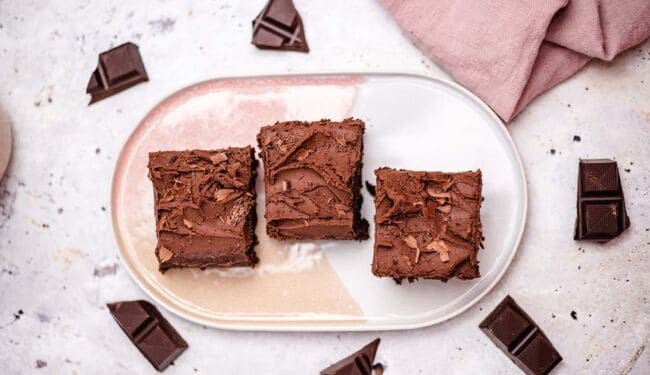 Juicy chocolate cake with frosting (oil-free, gluten-free)