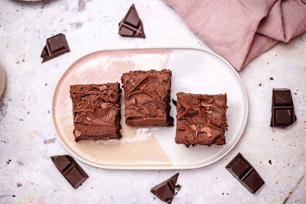 Juicy chocolate cake with frosting (oil-free, gluten-free)