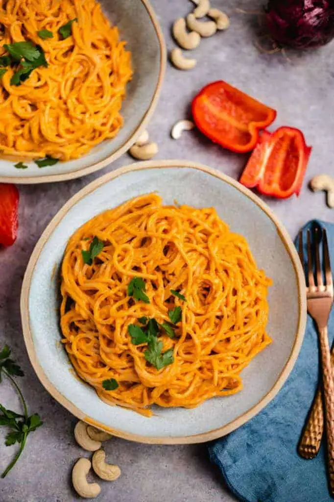 Pasta with roasted red bell pepper sauce