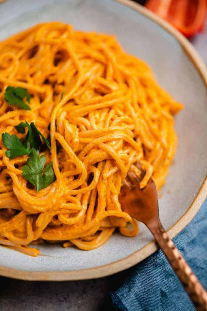 Pasta with roasted red bell pepper sauce