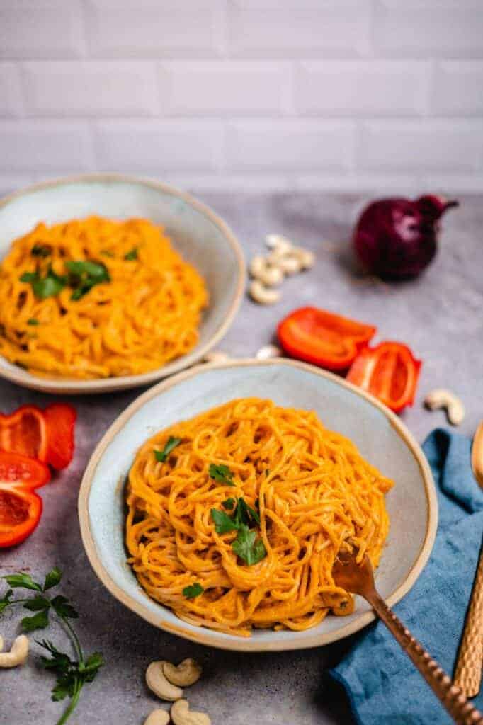 Pasta with roasted red bell pepper sauce