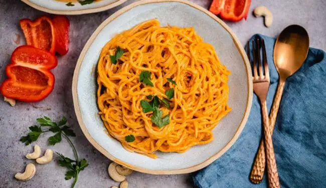 Pasta with roasted red bell pepper sauce