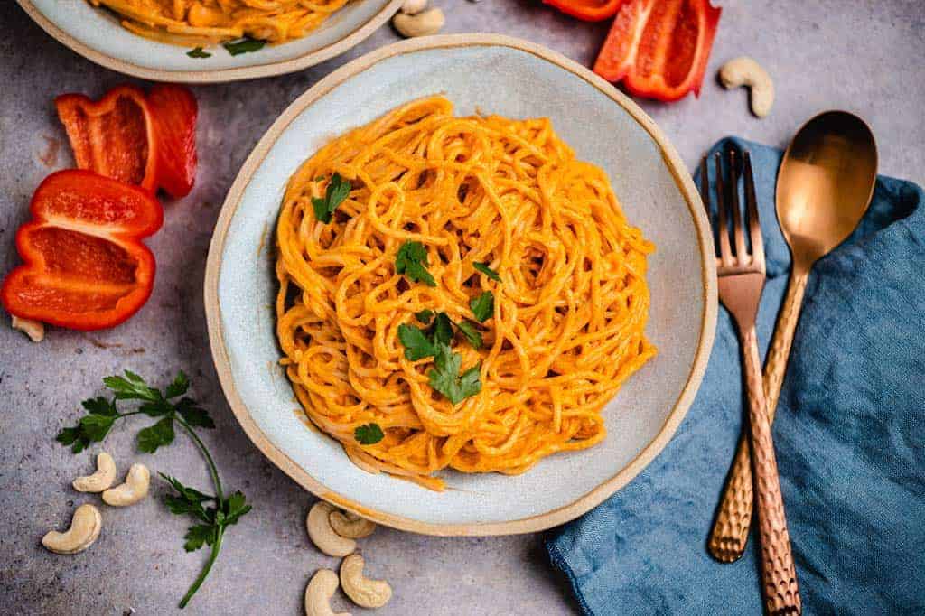 Pasta with roasted red bell pepper sauce