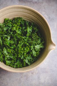 Veganer Salat mit Süßkartoffel und Grünkohl