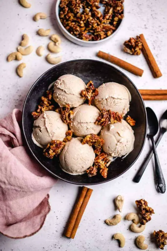 Cinnamon ice cream with caramelized pecans