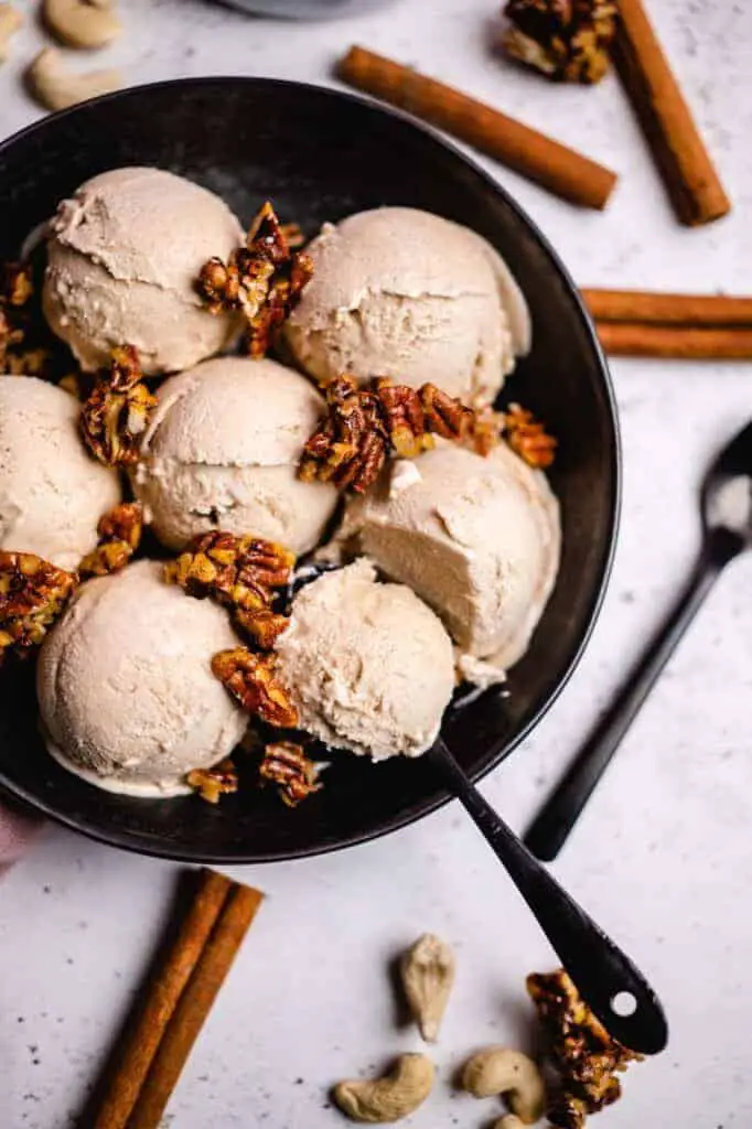 Cinnamon ice cream with caramelized pecans