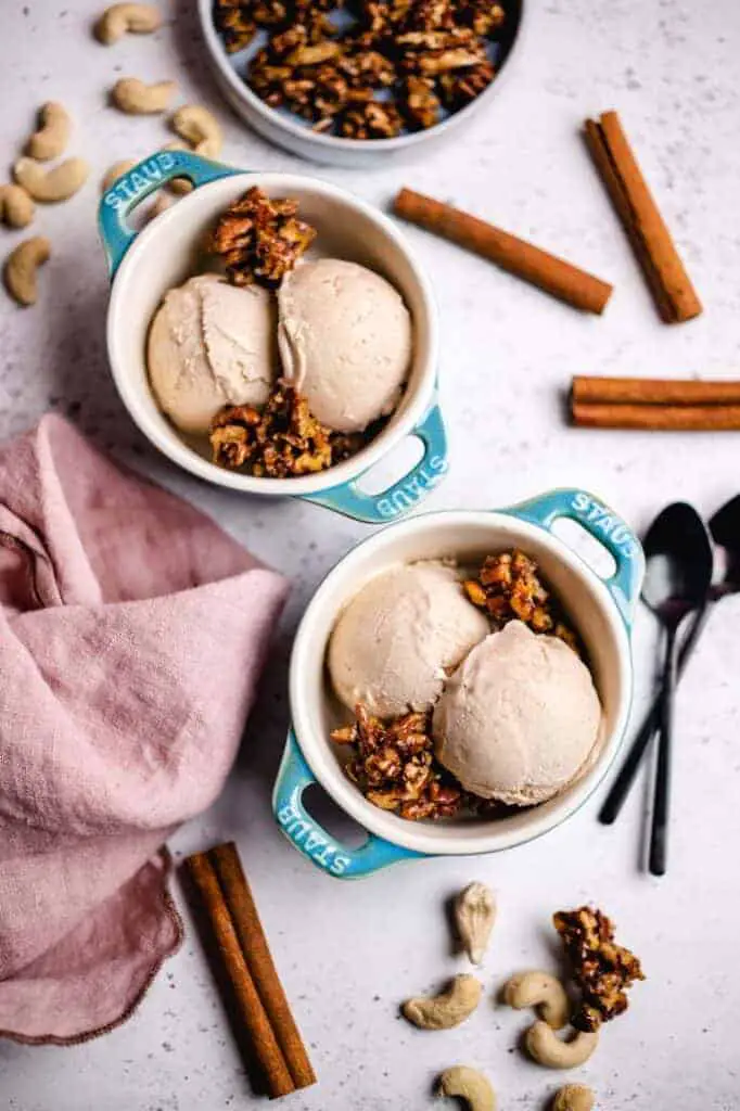 Cinnamon ice cream with caramelized pecans