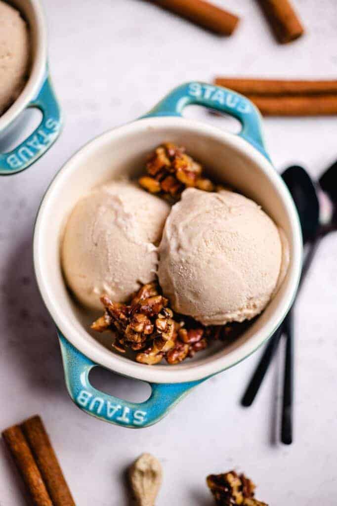 Cinnamon ice cream with caramelized pecans