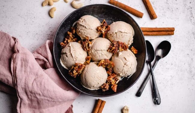 Cinnamon ice cream with caramelized pecans