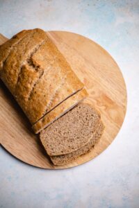 Brot in Stücke schneiden und genießen