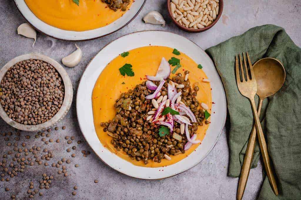 Spicy lentils on puree