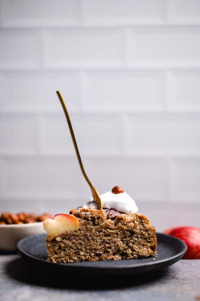 Apple hazelnut cake (vegan)