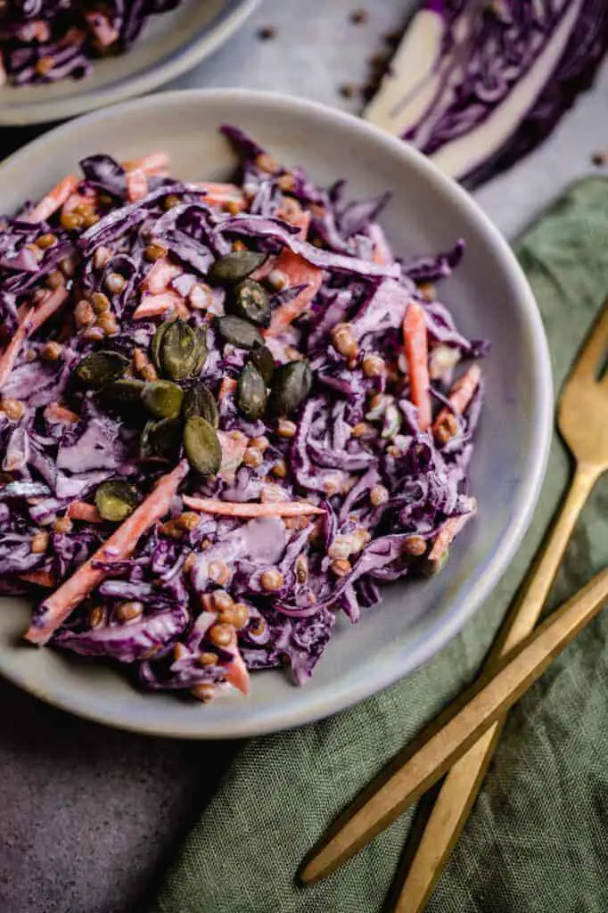 Creamy salad with red cabbage and lentils