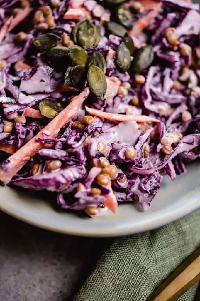 Creamy salad with red cabbage and lentils