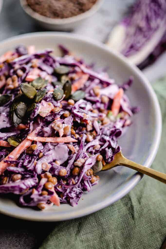 Creamy salad with red cabbage and lentils