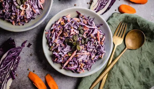 Creamy salad with red cabbage and lentils