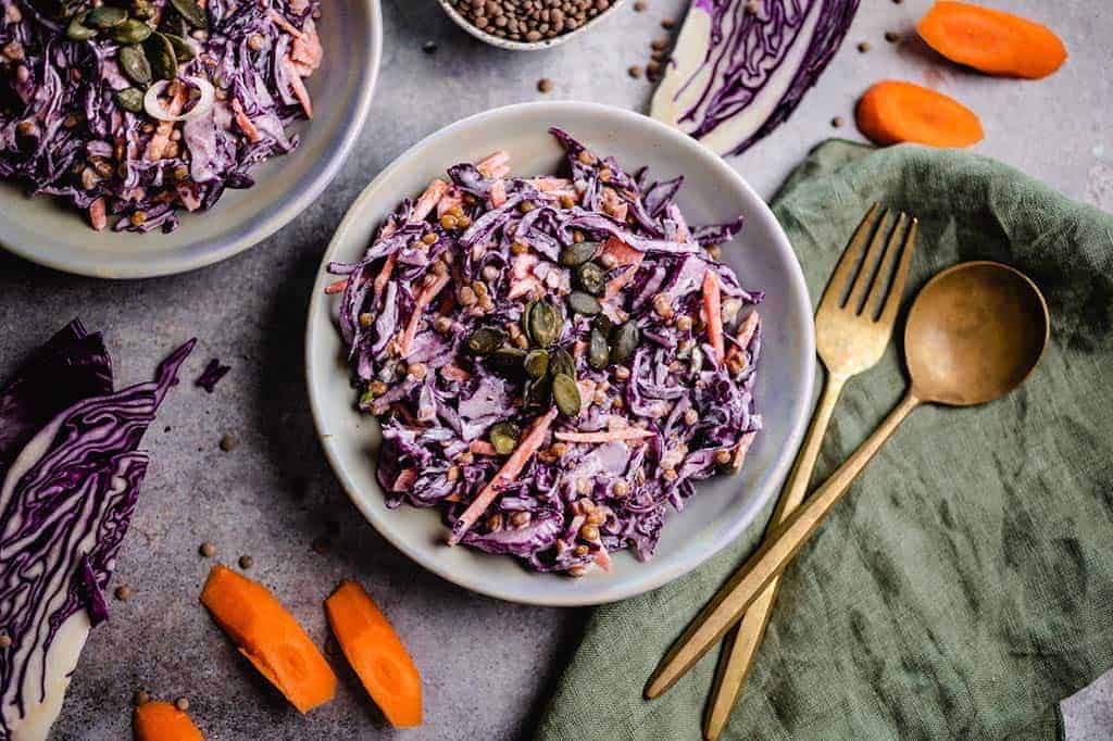 Creamy salad with red cabbage and lentils