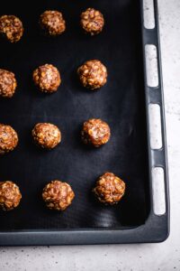 Cookies formen und auf ein Backlech geben