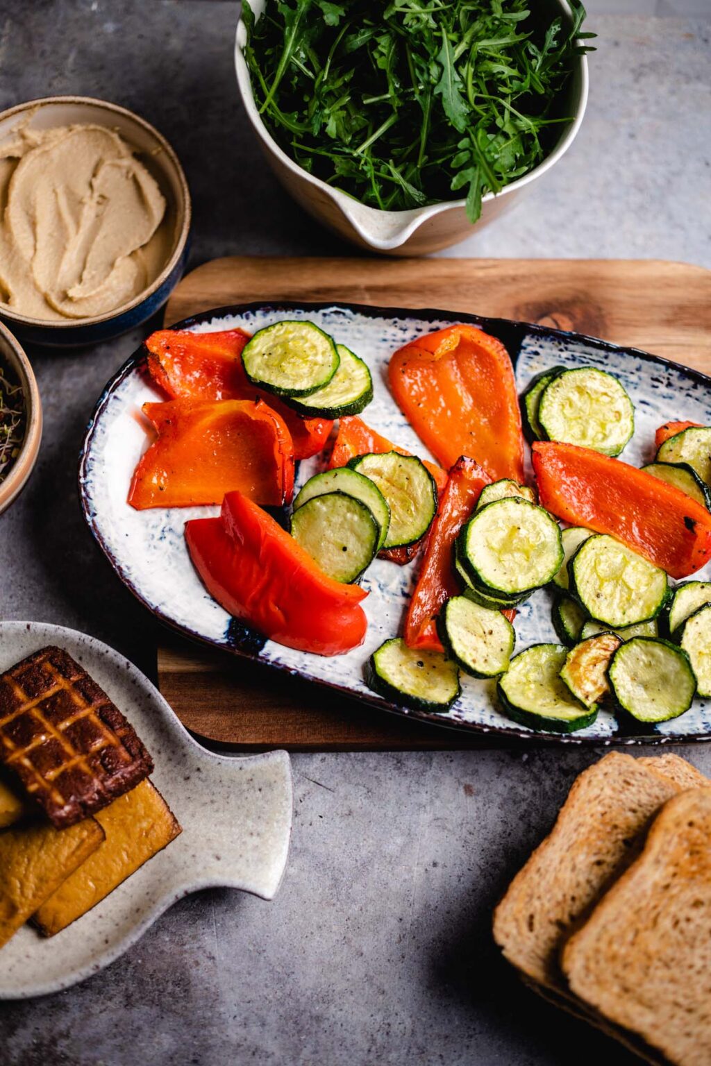 Sandwich with hummus and grilled vegetables — VEGANE VIBES