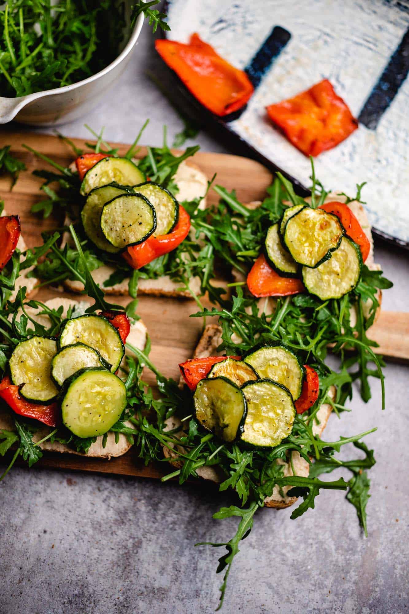 Sandwich with hummus and grilled vegetables — VEGANE VIBES