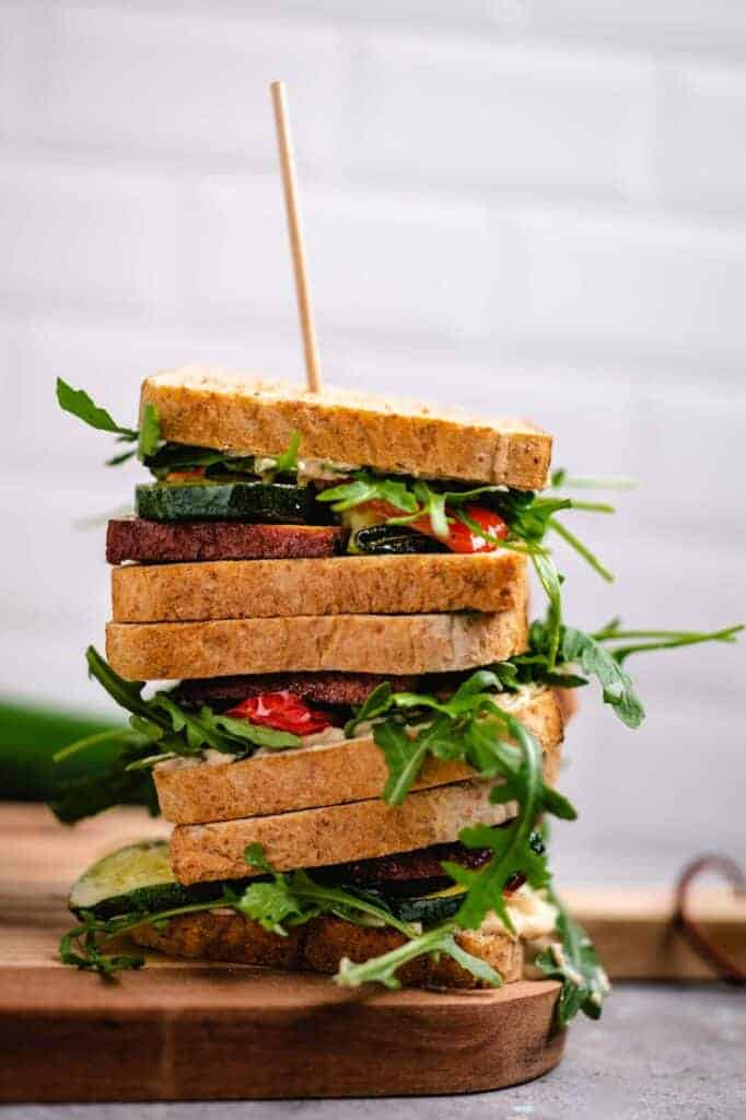 Sandwich with hummus and grilled vegetables