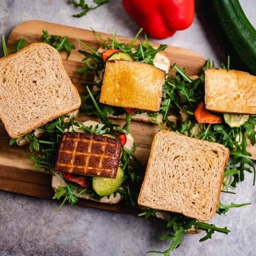 Sandwich with hummus and grilled vegetables