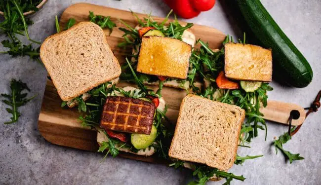 Sandwich with hummus and grilled vegetables